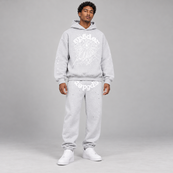 Sp5der OG Web Set Heather Grey – hoodie en sweatpants gedragen door een model in de studio