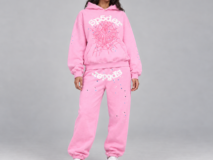 Ensemble Sp5der OG Web Pink – sweat à capuche et jogging portés par un mannequin en studio