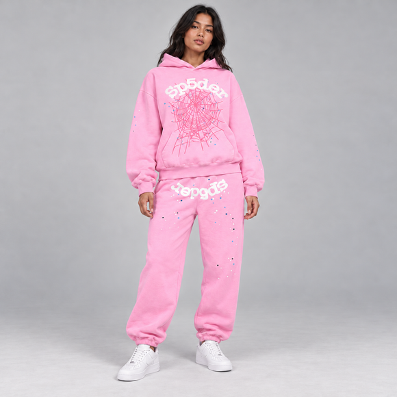 Sp5der OG Web Set Pink – hoodie en sweatpants gedragen door een model in de studio