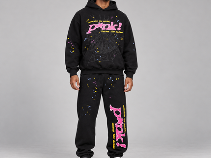 Sp5der P*NK Set Black – hoodie en sweatpants gedragen door een model in de studio