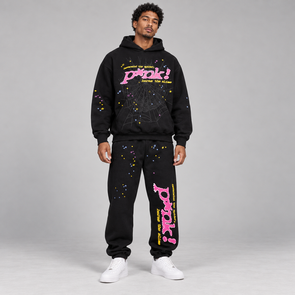 Sp5der P*NK Set Black – hoodie en sweatpants gedragen door een model in de studio