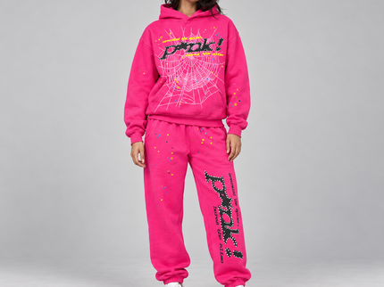 Sp5der P*NK Set Pink – hoodie en sweatpants gedragen door een model in de studio