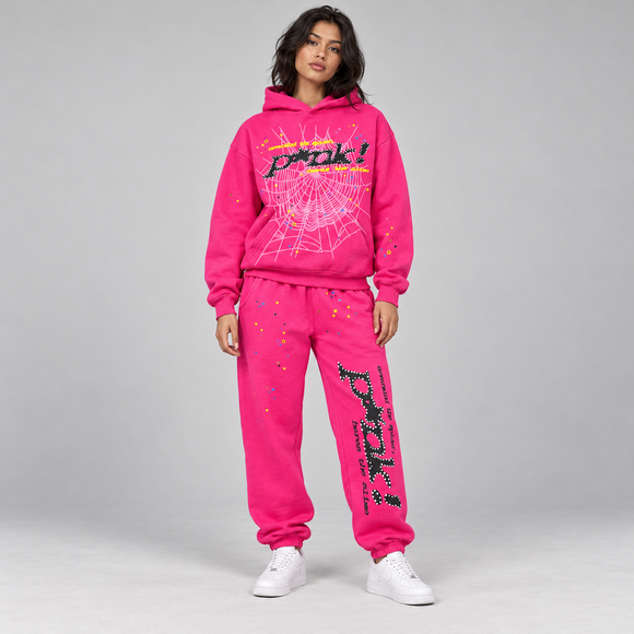 Sp5der P*NK Set Pink – hoodie en sweatpants gedragen door een model in de studio