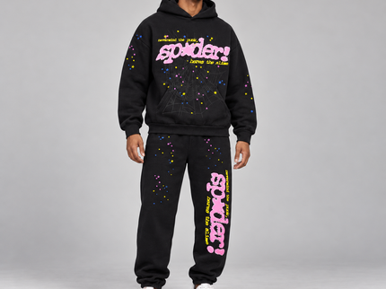 Sp5der P*NK V2 Set Black – Hoodie und Jogginghose an einem Model im Studio
