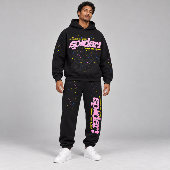 Sp5der P*NK V2 Set Black – hoodie en sweatpants gedragen door een model in de studio