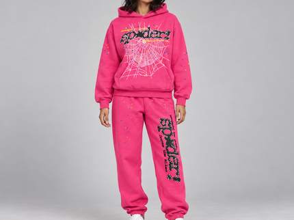 Completo Sp5der P*NK V2 Pink – felpa con cappuccio e pantaloni indossati in studio