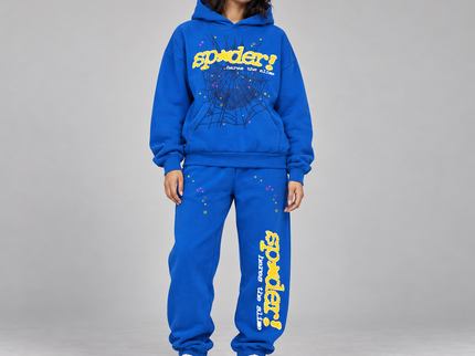 Sp5der TC Set Blue – hoodie en sweatpants gedragen door een model in de studio