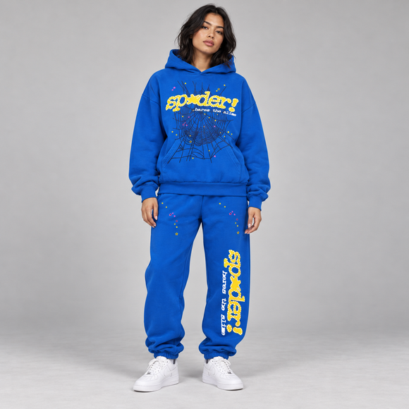Sp5der TC Set Blue – hoodie en sweatpants gedragen door een model in de studio