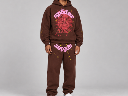 Sp5der Web Set Brown – hoodie en sweatpants gedragen door een model in de studio
