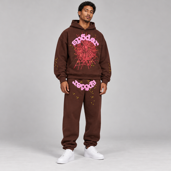 Sp5der Web Set Brown – hoodie en sweatpants gedragen door een model in de studio