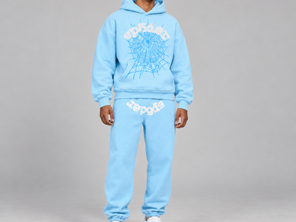 Sp5der Web Set Sky Blue – hoodie en sweatpants gedragen door een model in de studio